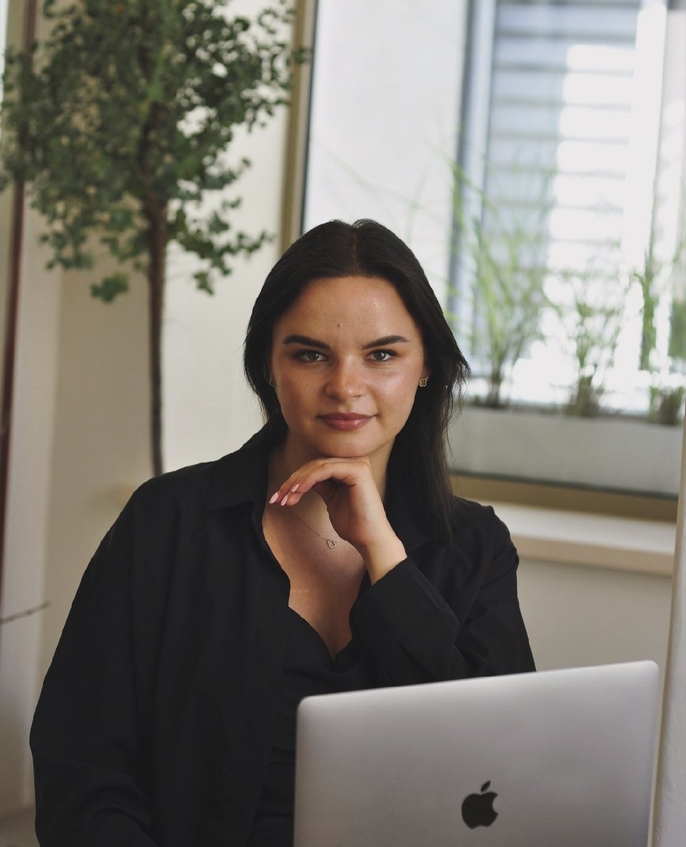 Melisa Vinocurova at a desk with her laptop